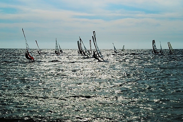 포토 JPG 해외이미지 남자 스포츠 파도 바다 하늘 바람 항해 사람없음 야외 물 파란색 햇빛 윈드서핑 서핑 속도 낙하산 수평선 해외202004 해외포토 자연요소 컬러 배_교통 날씨 사람 태양 수상스포츠 파일형식 이미지허브