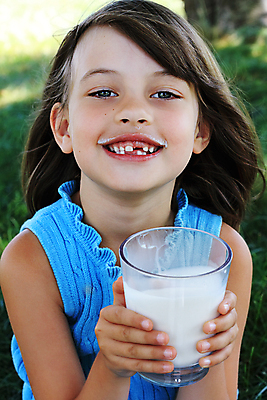포토 JPG 해외이미지 백인 응시 여자 행복 음료 초등학생 어린이 유리 유제품 한명 웃음 사람 야외 세로 파란색 마주보기 사진촬영 우유 마시기 흰색 치아 작음 혼자 해외202004 해외포토 서양인 1 학생 시선 감정 컬러 모션 재질 표정 촬영 소화기관 크기 파일형식 이미지허브