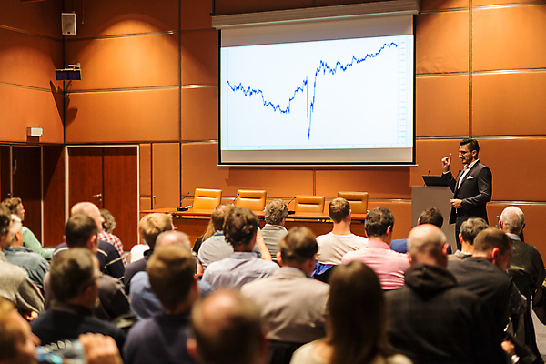 포토 JPG 해외이미지 직업 교육 비즈니스 사업가 학교 회의 설명 한명 사람 이벤트 스크린 교육자 교사 정보 성장 비즈니스맨 발표 그룹 작업실 정상 강의 강당 경영자 대학교 일반 세미나 해외202004 해외포토 1 남자 모션 직장인 리더 파일형식 이미지허브