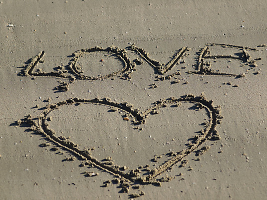 포토 JPG 해외이미지 모래 파도 섬 결혼 휴가 휴식 함께함 발렌타인데이 사랑 사람없음 평화 하트 뜨거움 그리기 가장자리 성자 열정 용서 8월 7월 낭만주의 해외202004 해외포토 모양 감정 종교 바다 컨셉 모션 데이이벤트 이벤트 날짜 둘레 파일형식 이미지허브