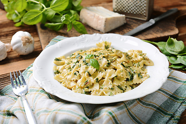 포토 JPG 해외이미지 전통 접시 음식 백그라운드 잎 채소 탁자 치즈 파스타 스파게티 요리 사람없음 파란색 주방 계란 식사 저녁식사 이탈리아 신선 면 맛 냅킨 시금치 바질 블루치즈 채식주의자 파르팔레 탈리아텔레 해외202004 해외포토 식물 식기 유럽 컬러 가구 컨셉 유제품 서양음식 알 채식 파스타면 파일형식 이미지허브