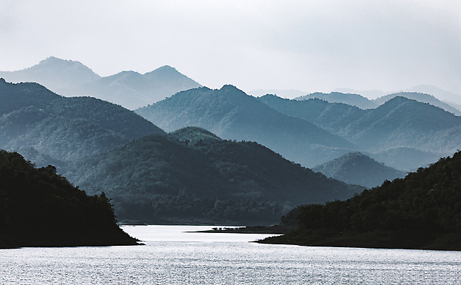 포토 JPG 해외이미지 나무 호수 바다 자연 하늘 표면 산 그림자 풍경 경사 사람없음 물 강 어둠 회색 흐름 안개 흰색 숲 열대우림 댐 언덕 장면 상록수 절정 해외202004 해외포토 자연요소 식물 공공시설 컬러 컨셉 날씨 생태계 파일형식 이미지허브