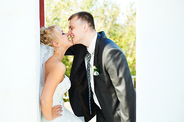 포토 JPG 해외이미지 커플 드레스 여자 꽃 행복 꽃다발 포즈 결혼 컨셉 포옹 결혼식 키스 사랑 사람 두명 소파 검은색 흰색 기회 고립 넘어짐 특별함 해외202004 해외포토 식물 옷 감정 컬러 의자 관계 안기 모션 이벤트 애정표현 파일형식 이미지허브