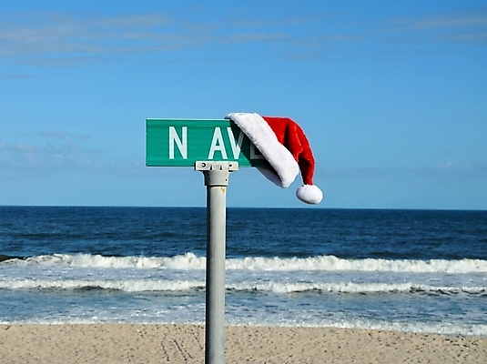 포토 JPG 해외이미지 모래 파도 바다 여행 크리스마스 휴가 사람없음 빨간색 물 산타클로스 사인 북쪽 해외202004 해외포토 자연요소 기념일 컬러 방향 파일형식 이미지허브