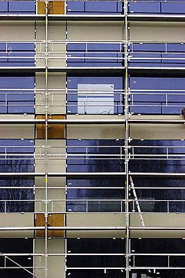 포토 JPG 해외이미지 디자인 외관 산업 벽 비즈니스 건축양식 창문 새로움 아파트 주택 프레임 안전 사람없음 건물 파란색 금속 블록 장비 업무 도움 수리 보호 위험 땅 묘사 보안 단상 발판 개발 복원 업그레이드 지원 철강 철책 프로젝트 해외202004 해외포토 건축물 건축 컬러 컨셉 재질 작업 파일형식 이미지허브