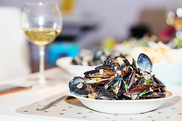 포토 JPG 해외이미지 전통 접시 음식 바다 다이어트 탁자 조개 연체동물 파슬리 건강 요리 사람없음 목재 식당 와인 식사 저녁식사 튀김 껍질 흰색 시골 신선 사발 맛 수프 냄비 화이트와인 지중해 레몬 해산물 서빙 홍합 후추 프랑스어 삶기 해외202004 해외포토 나무 문자 식기 컬러 가구 컨셉 채소 과일 재료 어패류 무척추동물 주류 상점 사기그릇 솥 향신료 파일형식 이미지허브