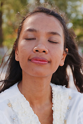 포토 JPG 해외이미지 나무 여자 여행 태국 휴가 휴식 손바닥 그림자 한명 앉기 풍경 물 여름 파란색 태양 여행객 평화 스파 꿈 잠 뜨거움 탈출 휴양지 장면 해먹 안다만 이국적 터키석 파라다이스 해외202004 해외포토 자연요소 식물 1 손 계절 아시아 바다 컬러 컨셉 모션 사람 장소 침대 보석 파일형식 이미지허브