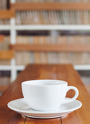 포토 JPG 해외이미지 커피 탁자 선물 사람없음 목재 컵 빛 우주 카페 수확 흰색 찻잔 작음 컵받침 복고 스크래치 카푸치노 옛날 오리엔테이션 카카오 스타일 해외202004 해외포토 나무 식기 음료 컬러 가구 농업 재료 잔 상점 크기 받침대 파일형식 이미지허브