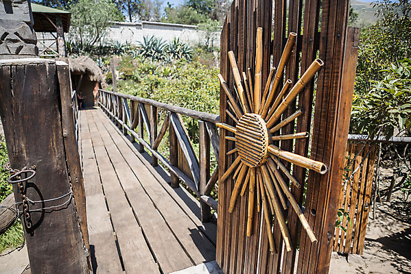 포토 JPG 해외이미지 주간 문화 출입구 미술 사람없음 목재 장식 태양 갈색 문 맑음 핸드메이드 해외202004 해외포토 자연요소 나무 컬러 재료 날씨 문화예술 파일형식 이미지허브