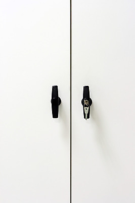 포토 JPG 해외이미지 가구 2 열쇠 자물쇠 실내 손잡이 안전 사람없음 내부 문 금속 검은색 흰색 장롱 사물함 묘사 잠금 열쇠구멍 수납 해외202004 해외포토 컬러 생활용품 재질 보안 파일형식 이미지허브