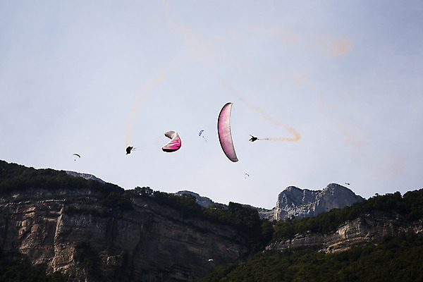 포토 JPG 해외이미지 스포츠 하늘 항해 기술 취미 사람없음 파란색 비행 위험 스카이다이빙 항공 낙하산 글라이더 착륙 해외202004 해외포토 컬러 컨셉 배_교통 익스트림스포츠 파일형식 이미지허브