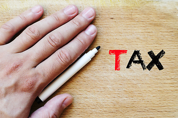 포토 JPG 해외이미지 손 컨셉 돈 비즈니스 텍스트 탁자 사람없음 목재 금융 경제 사무실 저축 계산기 시간 자르기 투자 법 세금 수입 예산 정부 환불 과세 해외202004 해외포토 나무 가구 재료 모션 문구용품 신체부위 장비 재산 파일형식 이미지허브