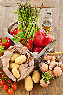 포토 JPG 해외이미지 계절 음식 토마토 채소 방울토마토 감자 파프리카 건강 사람없음 목재 세로 초록색 컬러풀 바구니 주방 봄 수확 시골 신선 농부 나무상자 허브 유기농 아스파라거스 날것 자루 후추 내추럴 카피스페이스 해외202004 해외포토 나무 식물 직업 웰빙 컬러 농업 재료 상자 공백 향신료 파일형식 이미지허브