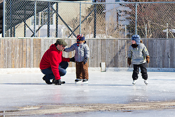 포토 JPG 해외이미지 백인 여자 남자 어린이 캐나다 겨울 가족 놀이 사람 성인 야외 세명 맑음 얼음 추위 스케이트 스케이팅 그룹 아빠 하키 언니 남동생 해외202004 해외포토 자연요소 서양인 계절 스포츠용품 북아메리카 관계 날씨 겨울스포츠 구기 자매 동생 파일형식 이미지허브