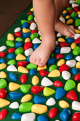 포토 JPG 해외이미지 어린이 손가락 발 건강 서기 사람없음 빨간색 초록색 파란색 컬러풀 노란색 건강관리 장비 조약돌 흰색 마사지 그룹 플라스틱 패드 돌봄 인공 정형외과 해외202004 해외포토 손 컬러 모션 재질 병원 관리 사람 신체부위 돌_바위 파일형식 이미지허브