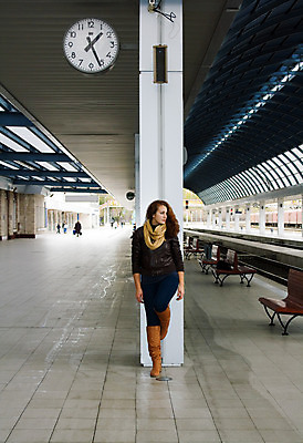 포토 JPG 해외이미지 1 학생 여자 여행 생각 교통시설 실내 한명 서기 사람 성인 가로 기댐 기차 기둥 잡기 도시 기다림 역 가득함 바인더 길이 유일 해외202004 해외포토 건축 육상교통 교통 모션 대중교통 내부 사무용품 시설 파일형식 이미지허브