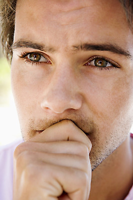 포토 JPG 해외이미지 주간 백인 남자 감정 얼굴 청소년 스트레스 한명 20대 성인 야외 세로 표현 불안 고민 걱정 긴장 성인남자만 해외202004 해외포토 자연요소 서양인 1 사람 청년 신체부위 남자만 성인만 파일형식 이미지허브