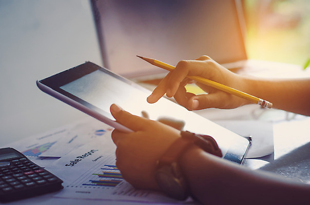 포토 JPG 해외이미지 직업 생각 인터넷 비즈니스 통신 통계 탁자 회의 모바일 협력 아이디어 대화 사람없음 스마트폰 컴퓨터 글로벌 사무실 디지털 공책 작업 비즈니스맨 비즈니스우먼 네트워크 그룹 계획 토론 디자이너 분석 오브젝트 회계 거짓 다락방 마케팅 세미나 프로젝트 브레인스토밍 해외202004 해외포토 여자 남자 가구 컨셉 문구용품 말하기 경제 전자제품 핸드폰 스마트기기 직장인 파일형식 이미지허브