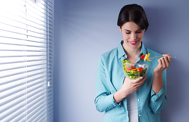 포토 JPG 해외이미지 웰빙 여자 포크 다이어트 채소 창문 방울토마토 건강 한명 웃음 식사 샐러드 신선 블라인드 사발 상추 먹기 유기농 날것 긍정 후추 건강식 점심식사 단절 채식주의자 성인여자한명만 해외202004 해외포토 1 식기 음식 컨셉 토마토 모션 표정 사람 커튼 사기그릇 향신료 채식 여자한명만 성인여자만 파일형식 이미지허브