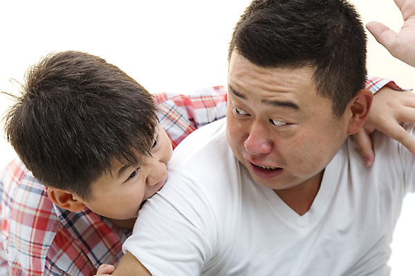 포토 JPG 해외이미지 라이프스타일 남자 행복 아들 어린이 2 장난 가족 놀이 한국 함께함 사랑 웃음 사람 동양인 소년 두명 일본 중국 기쁨 육아 흰색 자녀 잡기 아빠 싸움 세대 토막 고립 해외202004 해외포토 감정 아시아 컬러 컨셉 관계 모션 표정 인종 생활 파일형식 이미지허브