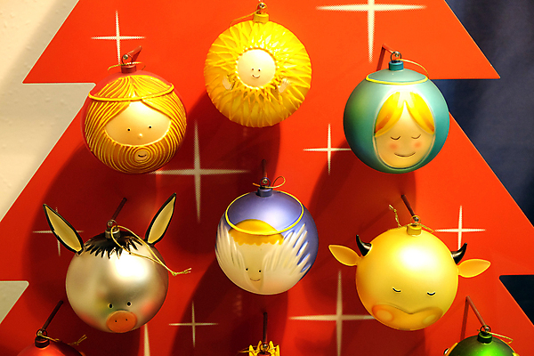 포토 JPG 해외이미지 나무 계절 기념일 리본 백그라운드 크리스마스 겨울 휴가 조명 새로움 실내 선물 사람없음 장식 빨간색 빛 세일 상점 축제 놀람 기쁨 축하 오스트리아 시장 황금 우아함 12월 심볼 오브젝트 활 주기 상업 타운 소매 광 스타일 해외202004 해외포토 식물 감정 유럽 컬러 컨셉 모션 표정 이벤트 내부 도시 날짜 파일형식 이미지허브