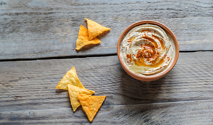 포토 JPG 해외이미지 그릇 실내 사람없음 하이앵글 나초 중동음식 나무배경 해외202004 훔무스 해외포토 식기 음식 뷰포인트 백그라운드 내부 파일형식 이미지허브