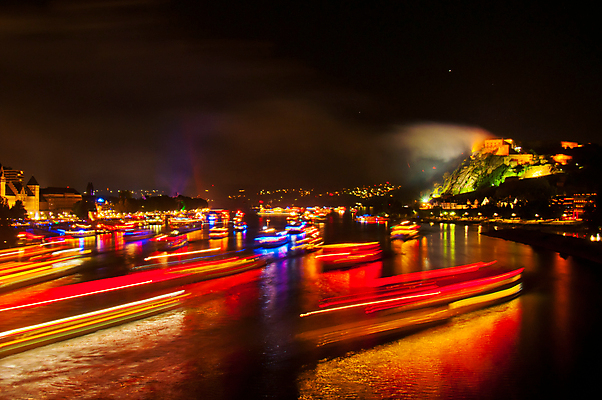포토 JPG 해외이미지 불꽃 독일 사람없음 축제 어둠 보트 야간 타운 빛망울 해외202004 해외포토 자연요소 유럽 배_교통 불 빛 도시 파일형식 이미지허브