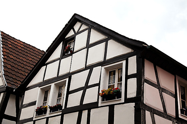 포토 JPG 해외이미지 전통 유럽 벽 건축양식 창문 독일 사람없음 건물 목재 검은색 흰색 중세 재산 수목 옛날 해외202004 해외포토 나무 건축물 건축 나라 컬러 재료 금융 역사 파일형식 이미지허브