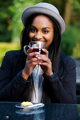 포토 JPG 해외이미지 모델 라이프스타일 응시 여자 행복 음료 휴식 한명 웃음 사람 앉기 성인 야외 컵 갈색 유행 검은색 카페 마시기 표현 신선 잡기 뜨거움 상쾌 해외202004 해외포토 1 식기 시선 감정 컬러 컨셉 모션 표정 생활 상점 파일형식 이미지허브