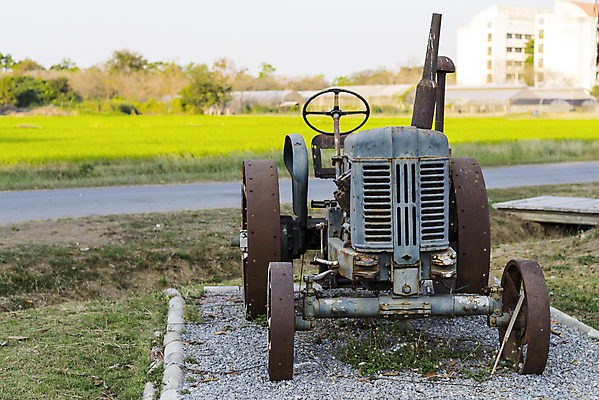 포토 JPG 해외이미지 나무 밭 농업 교통시설 자연 사람없음 빨간색 초록색 여름 농장 금속 기계 장비 수확 골동품 시골 업무 바퀴 그릴 부식 복고 트랙터 원시시대 밭일 옛날 쟁기 해외202004 해외포토 식물 계절 산업 컬러 교통 재질 주방용품 작업 역사 농기계 시설 생태계 특수차량 파일형식 이미지허브