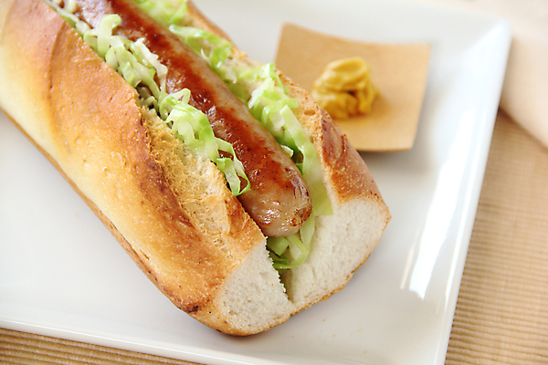 포토 JPG 해외이미지 접시 빵 채소 실내 사람없음 식탁보 소시지 머스터드 핫도그 갈색배경 해외202004 해외포토 식기 음식 백그라운드 패스트푸드 내부 갈색 소스_음식 가공식품 파일형식 이미지허브