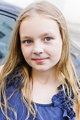 포토 JPG 해외이미지 백인 1 여학생 여자 유럽 어린이 한명 파란색 금발 흰색 10 9 8 7 해외202004 해외포토 서양인 학생 헤어스타일 나라 컬러 사람 숫자 파일형식 이미지허브