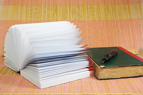 포토 JPG 해외이미지 교육 종이 컨셉 사람없음 책 스터디 독서 우주 공백 정보 덮개 흰색 오픈 도서관 볼륨 인쇄 오브젝트 심플 문학 페이지 양장본 시트 카피스페이스 해외202004 해외포토 컬러 학습 뚜껑 파일형식 이미지허브