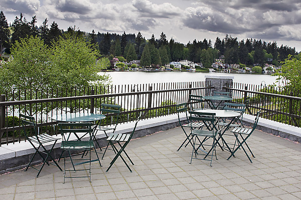 포토 JPG 해외이미지 나무 구름 호수 가구 의자 탁자 하늘 주택 풍경 사람없음 야외 물 강 정원 재산 갑판 펜싱 폭풍 상록수 리빙 해외202004 해외포토 자연요소 식물 스포츠 생활용품 배_교통 날씨 건물 금융 파일형식 이미지허브