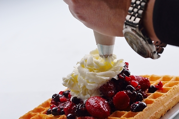 포토 JPG 해외이미지 스튜디오촬영 손 딸기 아이스크림 신체부위 달콤 크림 블루베리 산딸기 블랙베리 와플 짜기 짤주머니 해외202004 해외포토 과일 모션 디저트 실내 사람 맛 제빵도구 파일형식 이미지허브