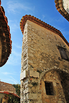 포토 JPG 해외이미지 구름 벽 창문 하늘 지붕 주택 사람없음 건물 파란색 바위 중세 타일 좁은 옛날 해외202004 해외포토 자연요소 건축물 컬러 돌_바위 역사 파일형식 이미지허브