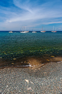 포토 JPG 해외이미지 모래 파도 바다 요트 자연 하늘 휴가 휴식 풍경 사람없음 물 여름 파란색 맑음 사막 조약돌 바위 만 보트 만족 석호 해외202004 해외포토 자연요소 계절 감정 컬러 컨셉 배_교통 날씨 돌_바위 생태계 파일형식 이미지허브