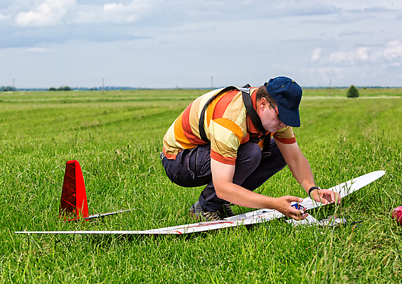 포토 JPG 해외이미지 모델 밭 날개 하늘 비행기 안테나 한명 취미 야외 파란색 빛 장난감 파일럿 고도 항공 속도 시작 라디오 프로펠러 전자 멀리 엔진 국회 글라이더 대패 제어 해외202004 해외포토 직업 1 컬러 농업 통신 항공교통 대중교통 사람 전자제품 파일형식 이미지허브