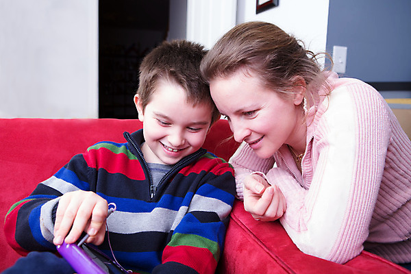 포토 JPG 해외이미지 백인 커플 여자 교육 남자 행복 아들 어린이 2 가족 관계 엄마 함께함 실내 사랑 설명 사람 앉기 소년 두명 가로 스터디 부모 기쁨 육아 표현 가르침 읽기 손목시계 쇼 관심 돌봄 해외202004 해외포토 서양인 감정 시계 컨셉 장신구 모션 내부 학습 파일형식 이미지허브