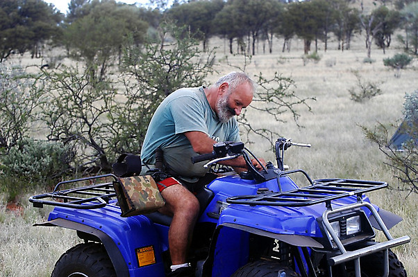 포토 JPG 해외이미지 나무 라이프스타일 스포츠 여행 십자가 교통시설 자국 자연 한명 풍경 야외 빨간색 파란색 운동 여행객 트래킹 하이킹 운전 사막 자유 시골 호주 속도 영토 엔진 모터 오지 오프로드 해외202004 해외포토 식물 1 컬러 교통 컨셉 모션 레저 건강 사람 생활 오세아니아 시설 생태계 파일형식 이미지허브