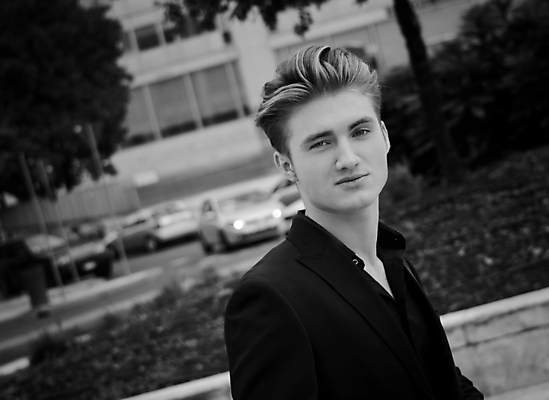 포토 JPG 해외이미지 백인 모델 1 라이프스타일 옷 남자 셔츠 거리 한명 사람 성인 야외 파란색 금발 유행 검은색 재킷 흰색 표현 도시 자신감 스마트 역동적 심각 스타일 해외202004 해외포토 서양인 헤어스타일 감정 컬러 컨셉 상의 생활 외투 파일형식 이미지허브