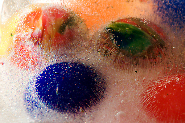 포토 JPG 해외이미지 축구공 사람없음 물 장난감 얼음 원형 투명 시원함 오브젝트 정사각형 고체 해외202004 해외포토 자연요소 도형 공 축구용품 파일형식 이미지허브