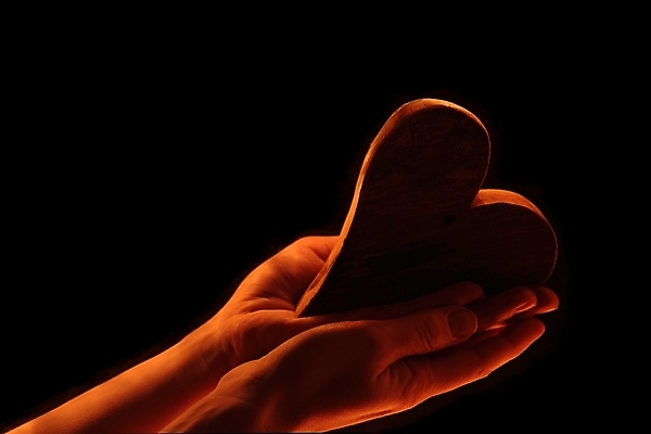 포토 JPG 해외이미지 손 감정 백그라운드 전등 발렌타인데이 관리 사랑 사람없음 장식 빛 노란색 검은색 어둠 하트 야간 저녁 주기 카피스페이스 해외202004 해외포토 자연요소 모양 컬러 모션 데이이벤트 조명 신체부위 공백 파일형식 이미지허브