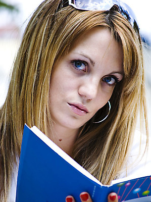 포토 JPG 해외이미지 나무 학생 라이프스타일 응시 옷 공원 여자 행복 감정 얼굴 자연 한명 사람 책 초록색 파란색 금발 선글라스 독서 머리 공책 봄 활발 기쁨 흰색 표현 잡기 숲 읽기 내추럴 스타일 해외202004 해외포토 식물 1 헤어스타일 시선 계절 공공시설 안경 컬러 컨셉 모션 문구용품 생활 신체부위 생태계 파일형식 이미지허브