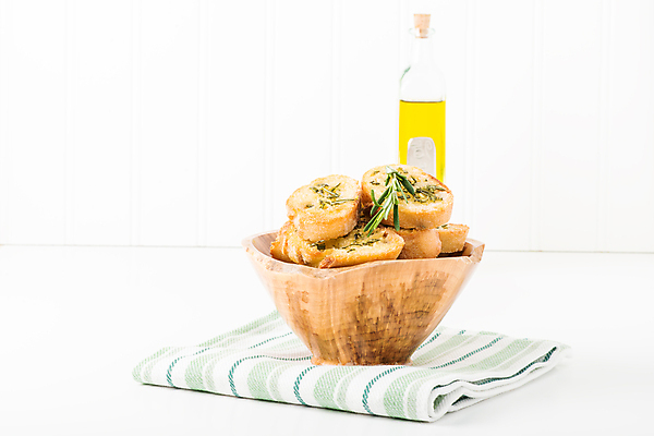 포토 JPG 해외이미지 접시 음식 빵 요리 사람없음 초록색 사발 바게트 만취 허브 로즈메리 카피스페이스 해외202004 해외포토 식물 식기 컬러 공백 사기그릇 술취함 파일형식 이미지허브