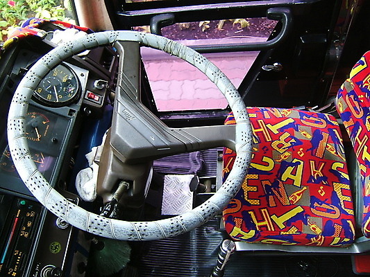 포토 JPG 해외이미지 여행 의자 교통시설 버스 사람없음 내부 수확 바퀴 운전사 해외202004 해외포토 직업 육상교통 가구 교통 농업 대중교통 시설 파일형식 이미지허브