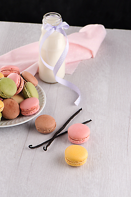 포토 JPG 해외이미지 접시 리본 실내 사람없음 우유 달콤 우유병 마카롱 바닐라 해외202004 해외포토 식기 병_용기 디저트 유제품 내부 맛 파일형식 이미지허브