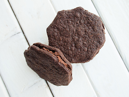 포토 JPG 해외이미지 음식 디저트 샌드위치 요리 사람없음 갈색 쌓기 쿠키 초콜릿 어둠 빵집 대접 신선 그룹 달콤 맛 설탕 굽기 가득함 크림 페스츄리 핸드메이드 많음 해외202004 해외포토 빵 컬러 컨셉 모션 상점 구이 파일형식 이미지허브