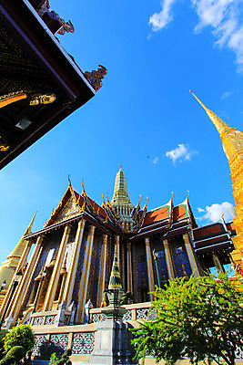 포토 JPG 해외이미지 주간 구름 종교 불교 창문 태국 하늘 휴가 미술 사람없음 파란색 빛 컬러풀 햇빛 태양 맑음 활발 궁전 흰색 사찰 황금 그늘 만족 수도원 강렬 해외202004 해외포토 자연요소 감정 아시아 컬러 컨셉 고건축 종교건축 날씨 문화예술 파일형식 이미지허브