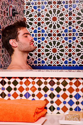 포토 JPG 해외이미지 백인 라이프스타일 여유 휴식 실내 한명 성인 옆모습 기쁨 욕실 타일 모로코 바디케어 남자한명만 해외202004 해외포토 서양인 1 감정 뷰포인트 컨셉 아프리카 사람 내부 생활 남자만 파일형식 이미지허브